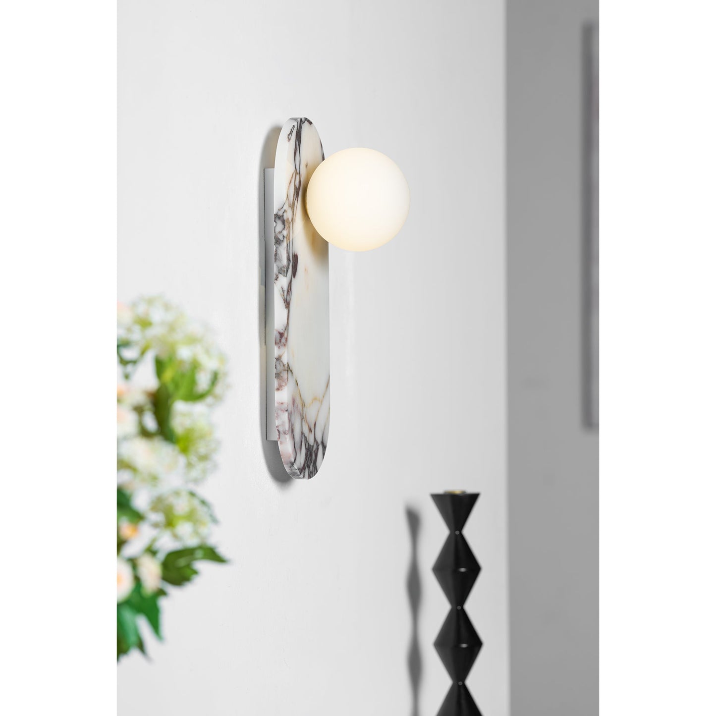 Design Wandlamp van Bulgari Marmer met Opaalglazen Bol – Italiaanse Mid-Century Wandverlichting voor Woonkamer, Hal en Slaapkamer