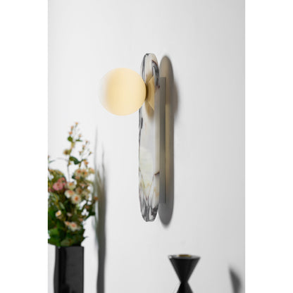 Design Wandlamp van Bulgari Marmer met Opaalglazen Bol – Italiaanse Mid-Century Wandverlichting voor Woonkamer, Hal en Slaapkamer