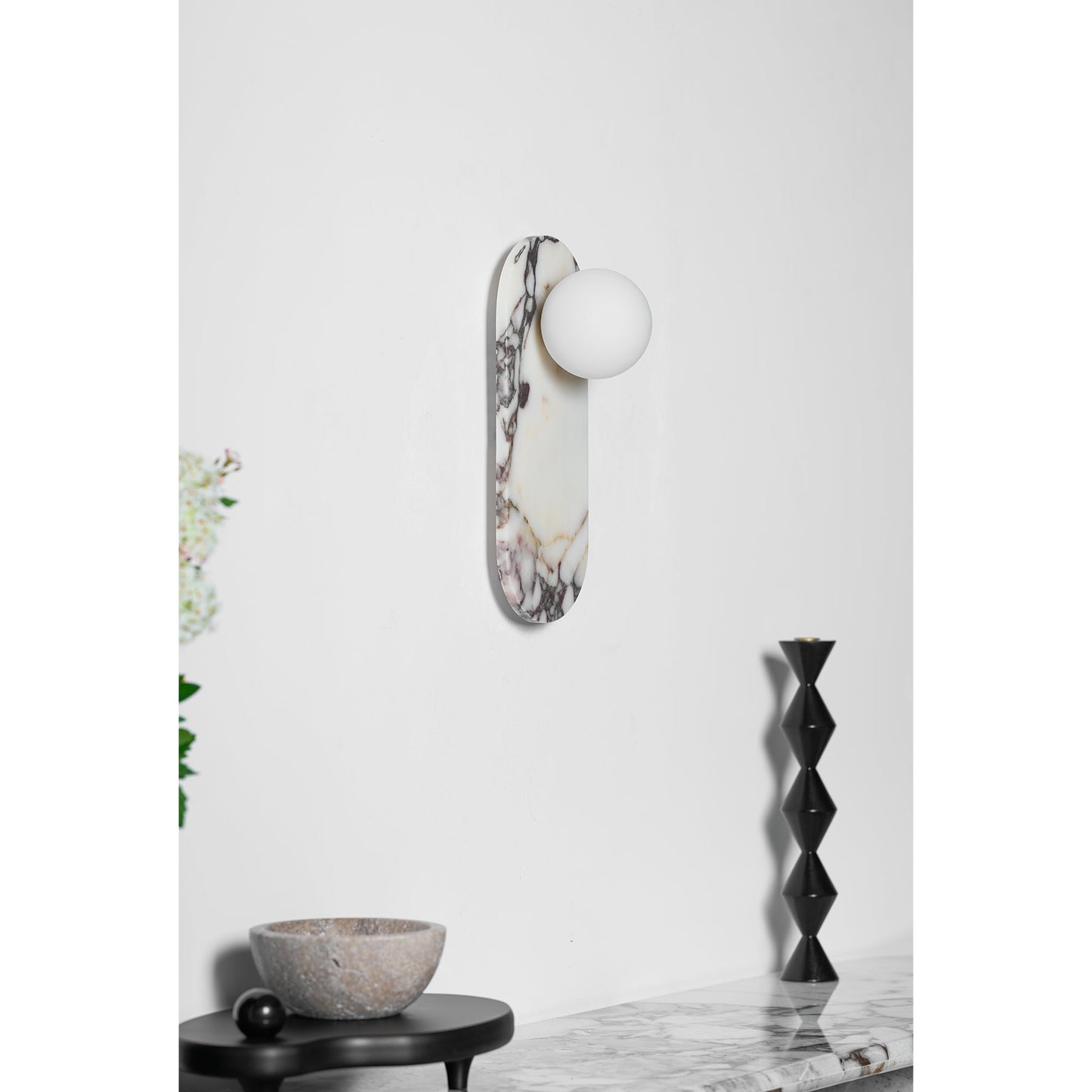Design Wandlamp van Bulgari Marmer met Opaalglazen Bol – Italiaanse Mid-Century Wandverlichting voor Woonkamer, Hal en Slaapkamer