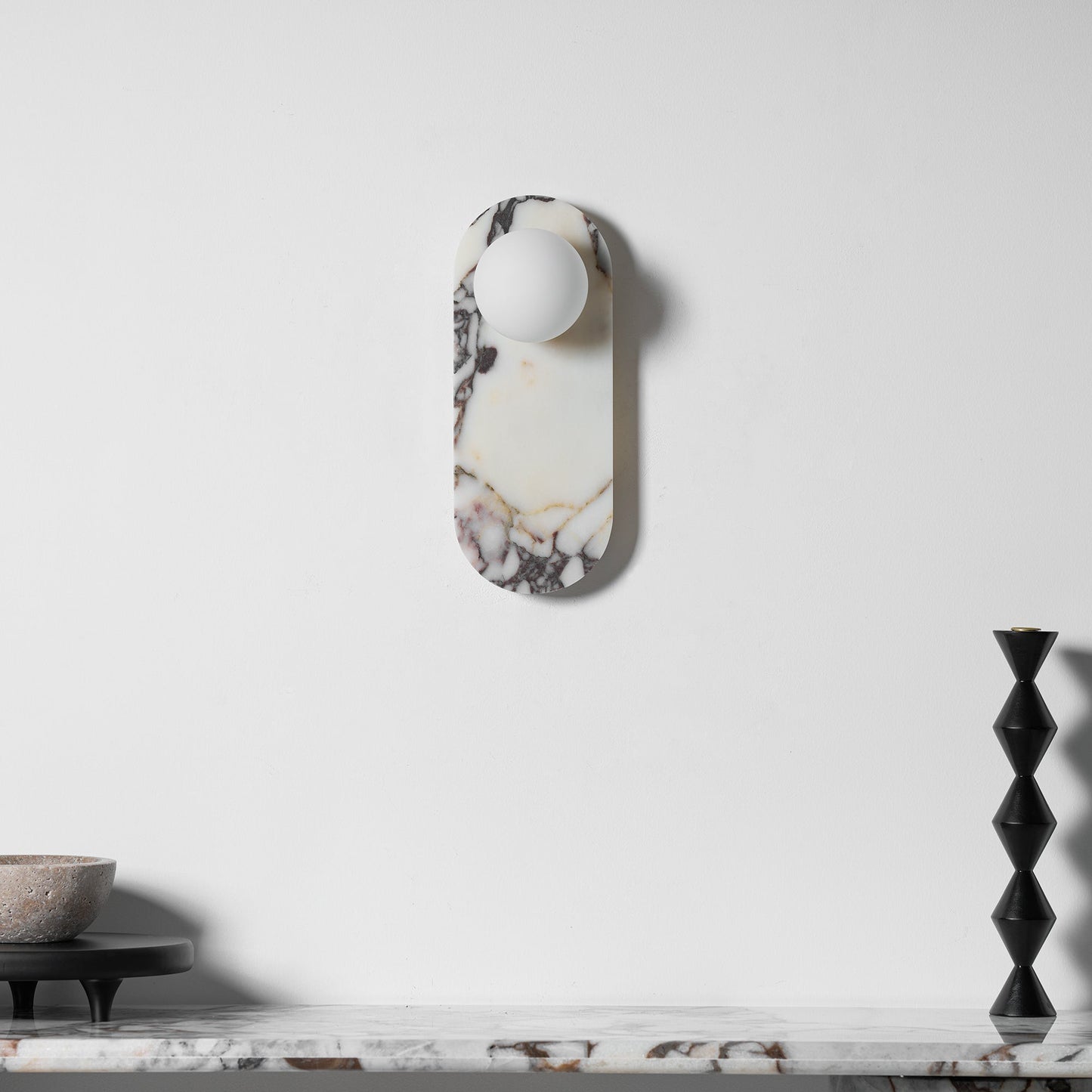 Design Wandlamp van Bulgari Marmer met Opaalglazen Bol – Italiaanse Mid-Century Wandverlichting voor Woonkamer, Hal en Slaapkamer
