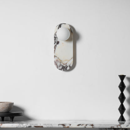 Design Wandlamp van Bulgari Marmer met Opaalglazen Bol – Italiaanse Mid-Century Wandverlichting voor Woonkamer, Hal en Slaapkamer