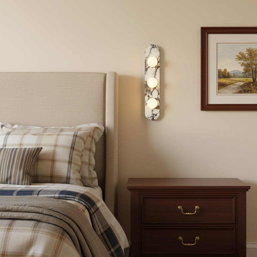 Design Wandlamp van Bulgari Marmer met Opaalglazen Bol – Italiaanse Mid-Century Wandverlichting voor Woonkamer, Hal en Slaapkamer