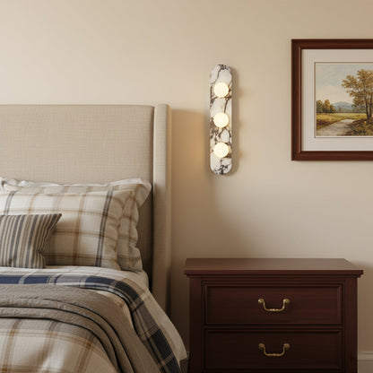 Design Wandlamp van Bulgari Marmer met Opaalglazen Bol – Italiaanse Mid-Century Wandverlichting voor Woonkamer, Hal en Slaapkamer