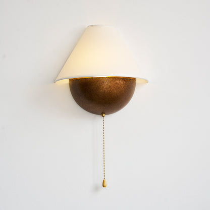Wandlamp Half-Sphere met Stoffen Kap – Messing Trekschakelaar & Handbewerkt Ijzer voor Slaapkamer en Leeshoek