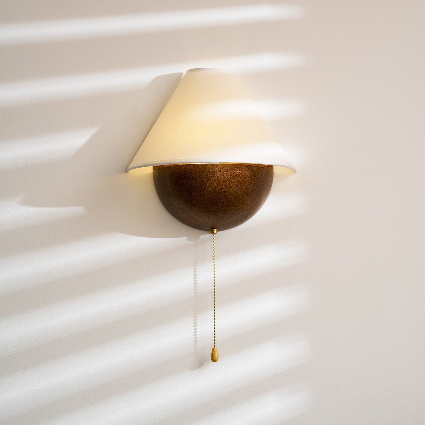 Wandlamp Half-Sphere met Stoffen Kap – Messing Trekschakelaar & Handbewerkt Ijzer voor Slaapkamer en Leeshoek