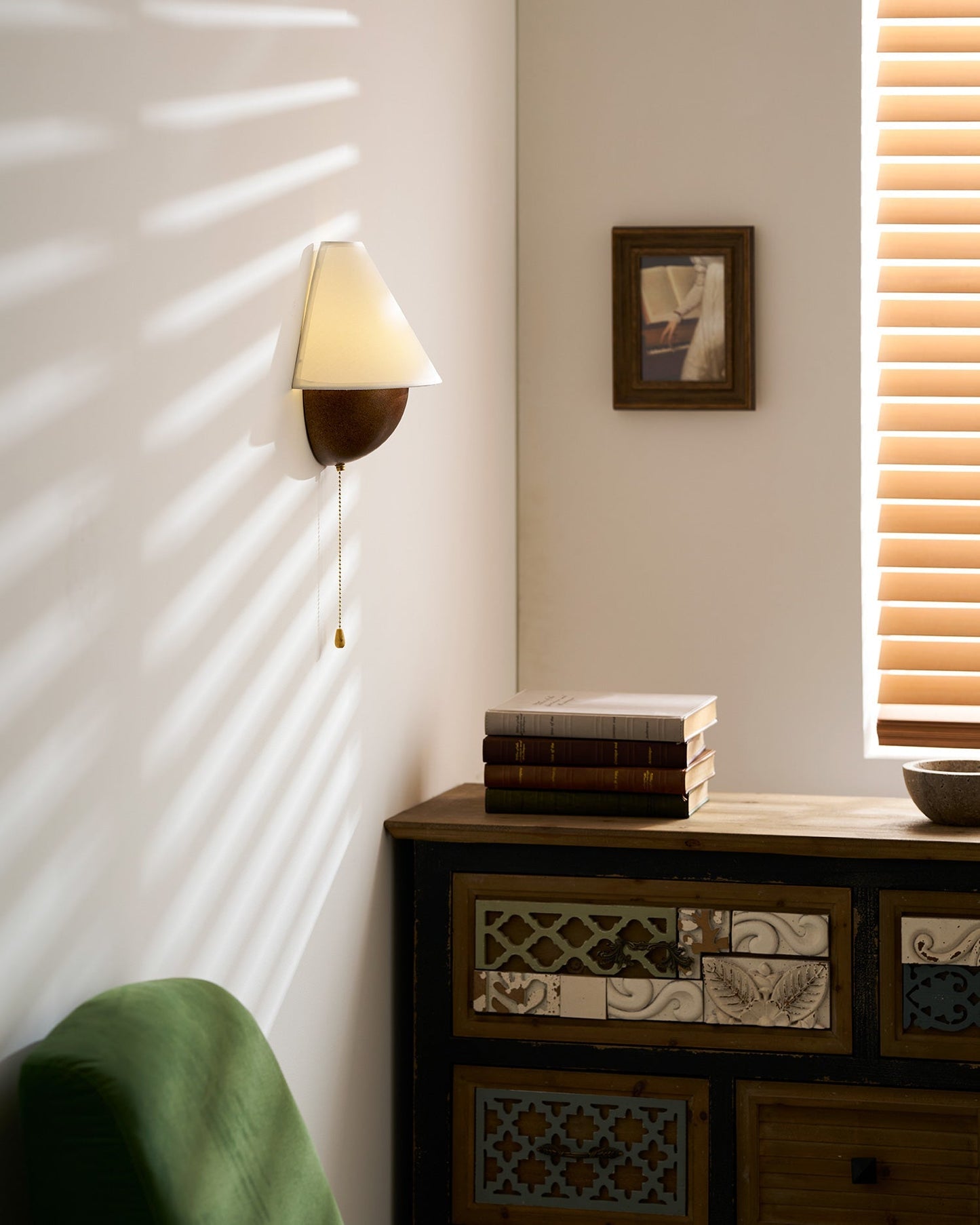 Wandlamp Half-Sphere met Stoffen Kap – Messing Trekschakelaar & Handbewerkt Ijzer voor Slaapkamer en Leeshoek