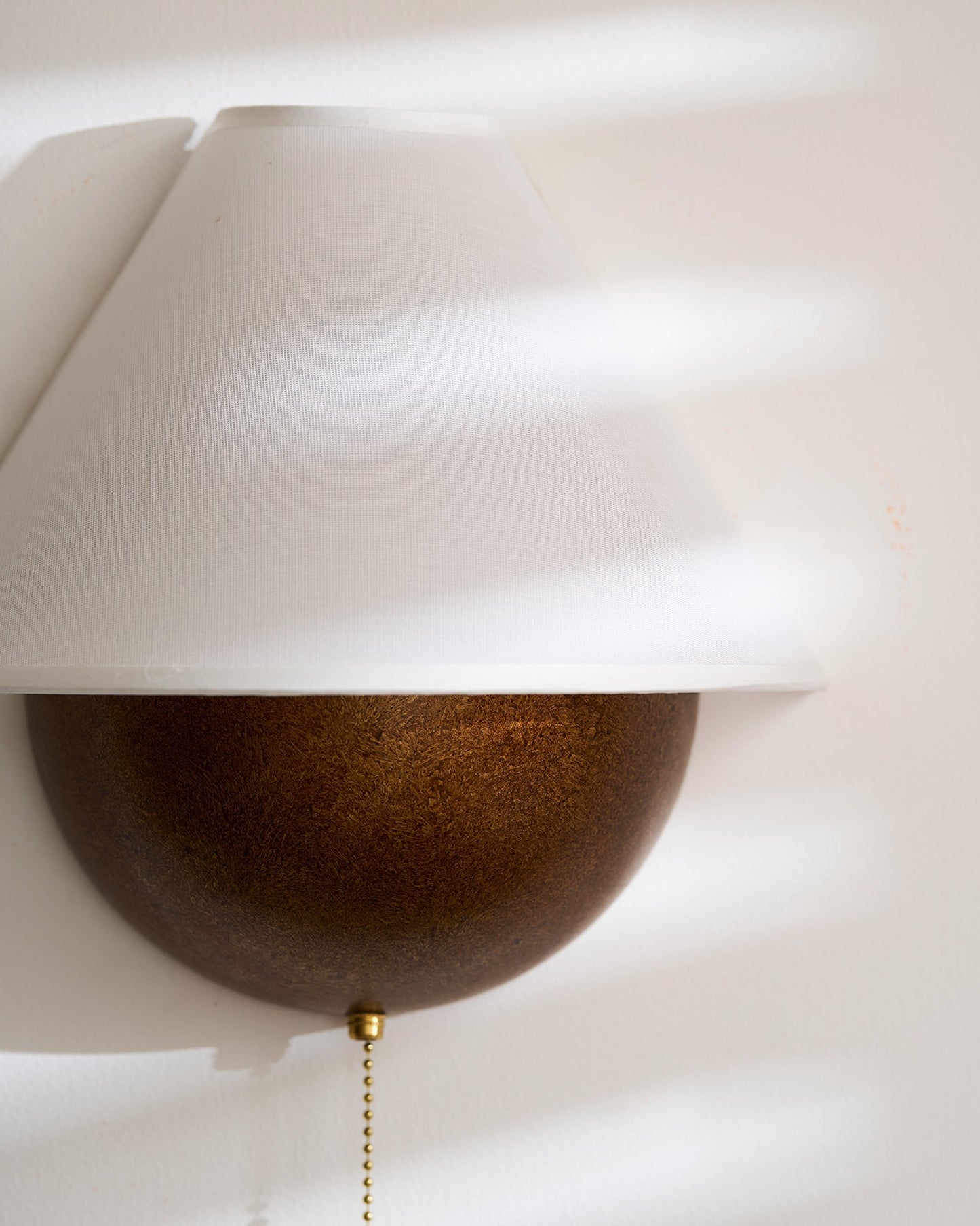 Wandlamp Half-Sphere met Stoffen Kap – Messing Trekschakelaar & Handbewerkt Ijzer voor Slaapkamer en Leeshoek