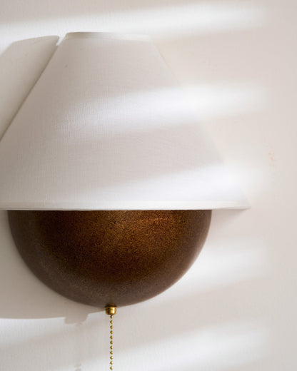 Wandlamp Half-Sphere met Stoffen Kap – Messing Trekschakelaar & Handbewerkt Ijzer voor Slaapkamer en Leeshoek