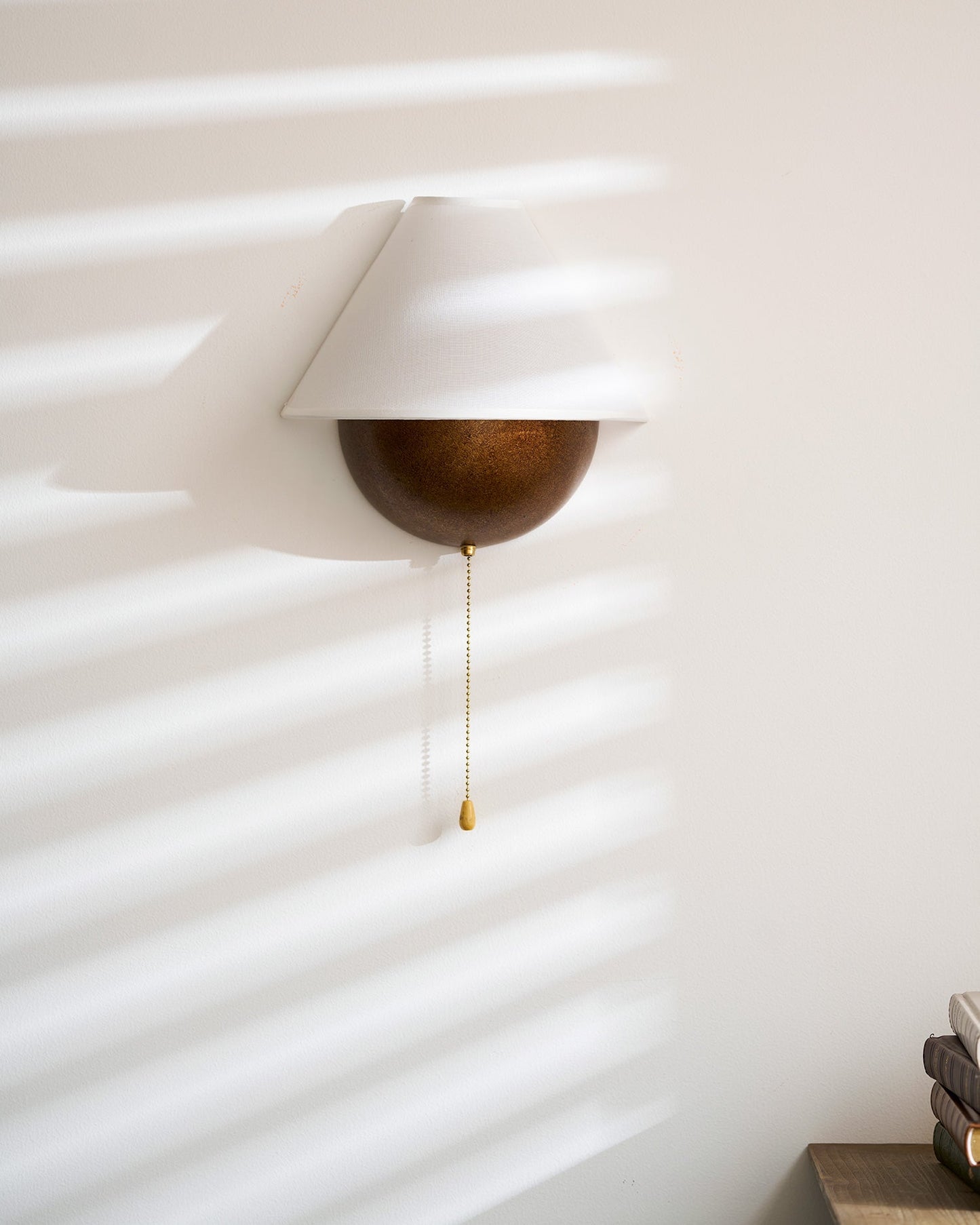 Wandlamp Half-Sphere met Stoffen Kap – Messing Trekschakelaar & Handbewerkt Ijzer voor Slaapkamer en Leeshoek