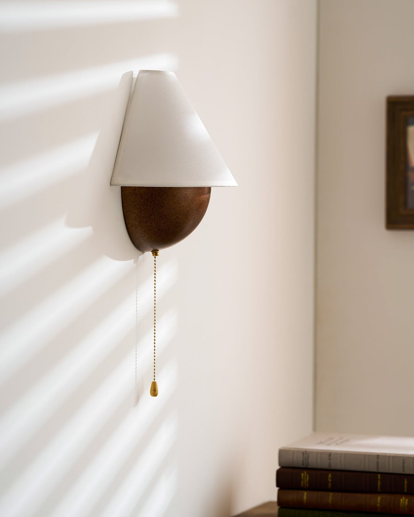 Wandlamp Half-Sphere met Stoffen Kap – Messing Trekschakelaar & Handbewerkt Ijzer voor Slaapkamer en Leeshoek