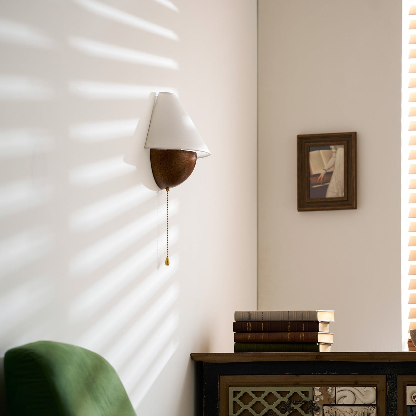 Wandlamp Half-Sphere met Stoffen Kap – Messing Trekschakelaar & Handbewerkt Ijzer voor Slaapkamer en Leeshoek