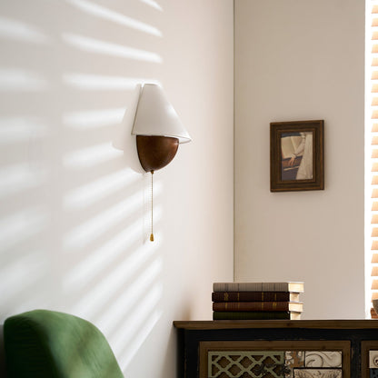 Wandlamp Half-Sphere met Stoffen Kap – Messing Trekschakelaar & Handbewerkt Ijzer voor Slaapkamer en Leeshoek