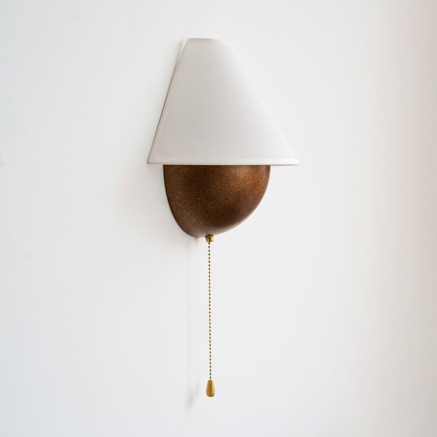 Wandlamp Half-Sphere met Stoffen Kap – Messing Trekschakelaar & Handbewerkt Ijzer voor Slaapkamer en Leeshoek