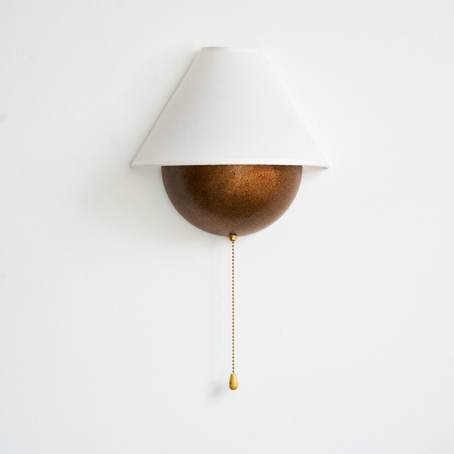 Wandlamp Half-Sphere met Stoffen Kap – Messing Trekschakelaar & Handbewerkt Ijzer voor Slaapkamer en Leeshoek