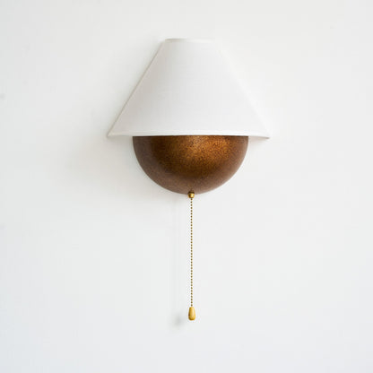 Wandlamp Half-Sphere met Stoffen Kap – Messing Trekschakelaar & Handbewerkt Ijzer voor Slaapkamer en Leeshoek