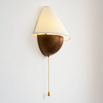 Wandlamp Half-Sphere met Stoffen Kap – Messing Trekschakelaar & Handbewerkt Ijzer voor Slaapkamer en Leeshoek