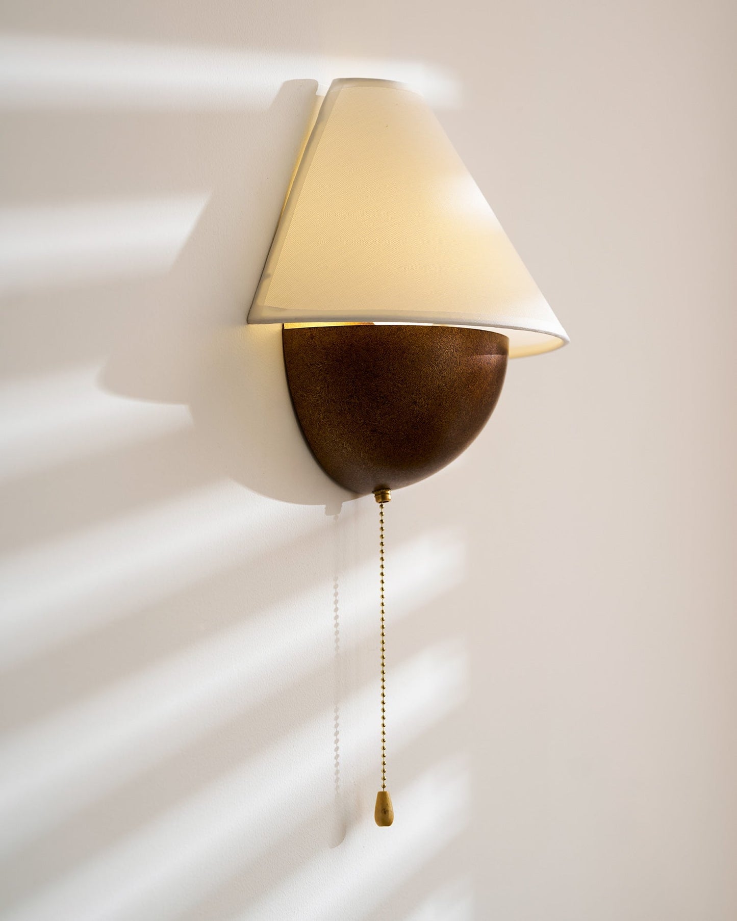 Wandlamp Half-Sphere met Stoffen Kap – Messing Trekschakelaar & Handbewerkt Ijzer voor Slaapkamer en Leeshoek