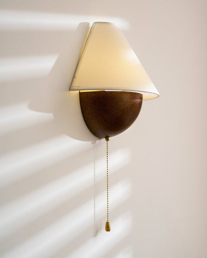 Wandlamp Half-Sphere met Stoffen Kap – Messing Trekschakelaar & Handbewerkt Ijzer voor Slaapkamer en Leeshoek