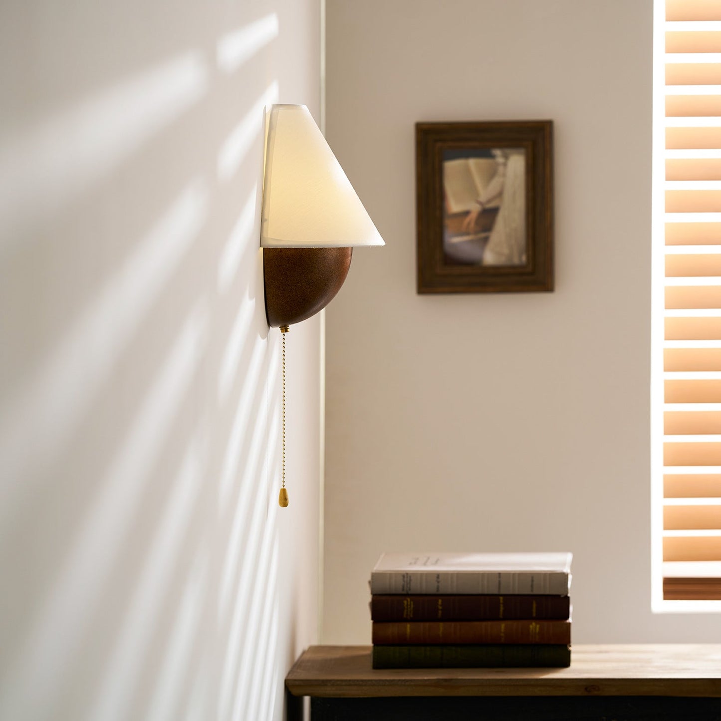 Wandlamp Half-Sphere met Stoffen Kap – Messing Trekschakelaar & Handbewerkt Ijzer voor Slaapkamer en Leeshoek