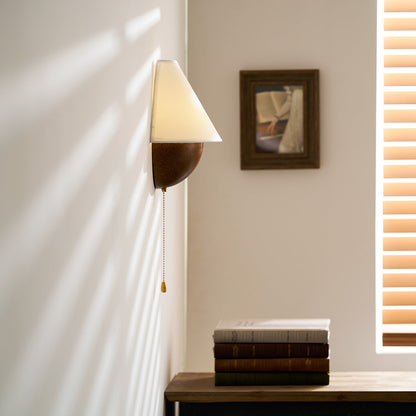 Wandlamp Half-Sphere met Stoffen Kap – Messing Trekschakelaar & Handbewerkt Ijzer voor Slaapkamer en Leeshoek