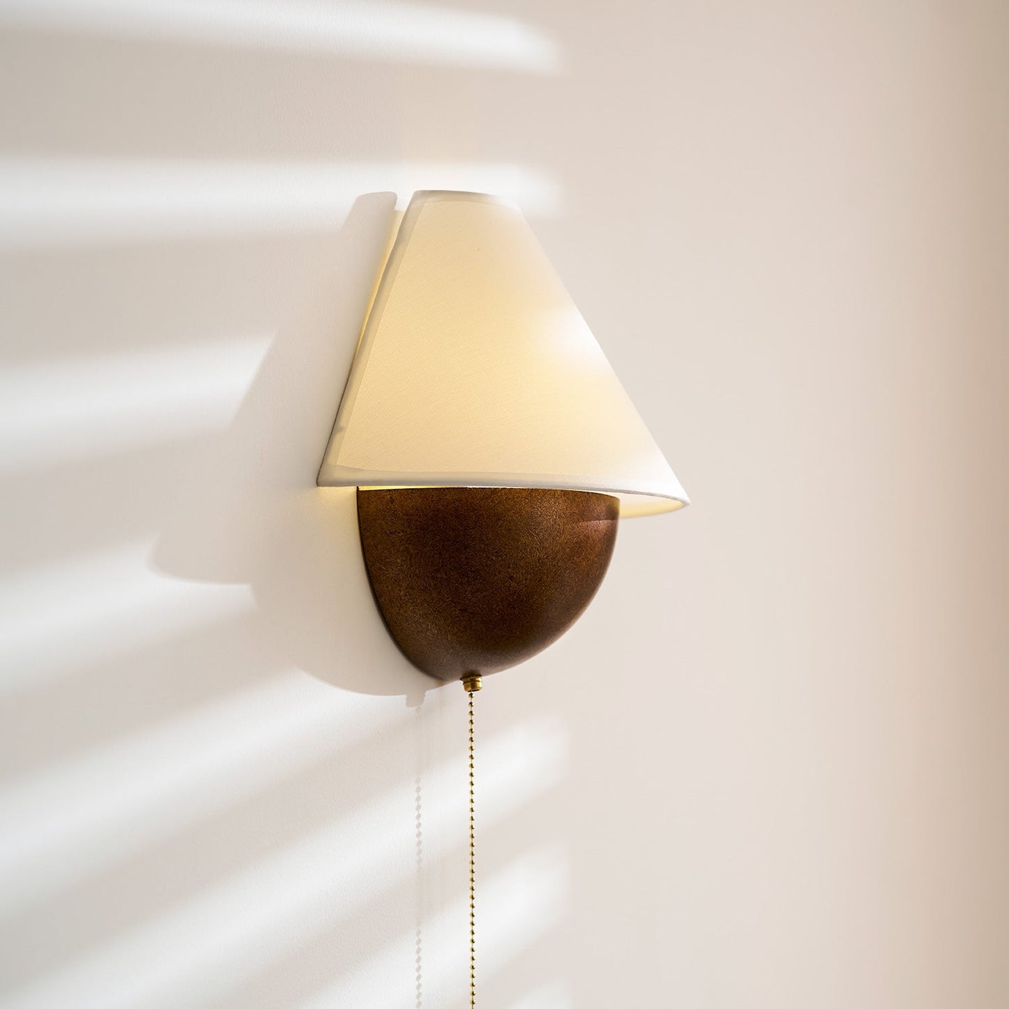 Wandlamp Half-Sphere met Stoffen Kap – Messing Trekschakelaar & Handbewerkt Ijzer voor Slaapkamer en Leeshoek