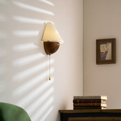 Wandlamp Half-Sphere met Stoffen Kap – Messing Trekschakelaar & Handbewerkt Ijzer voor Slaapkamer en Leeshoek