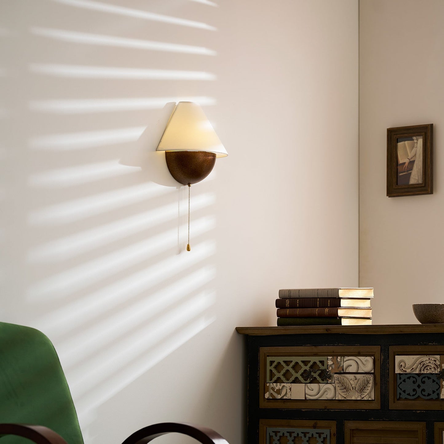 Wandlamp Half-Sphere met Stoffen Kap – Messing Trekschakelaar & Handbewerkt Ijzer voor Slaapkamer en Leeshoek
