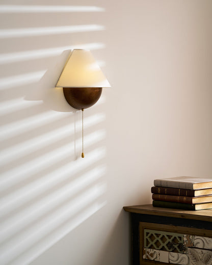 Wandlamp Half-Sphere met Stoffen Kap – Messing Trekschakelaar & Handbewerkt Ijzer voor Slaapkamer en Leeshoek