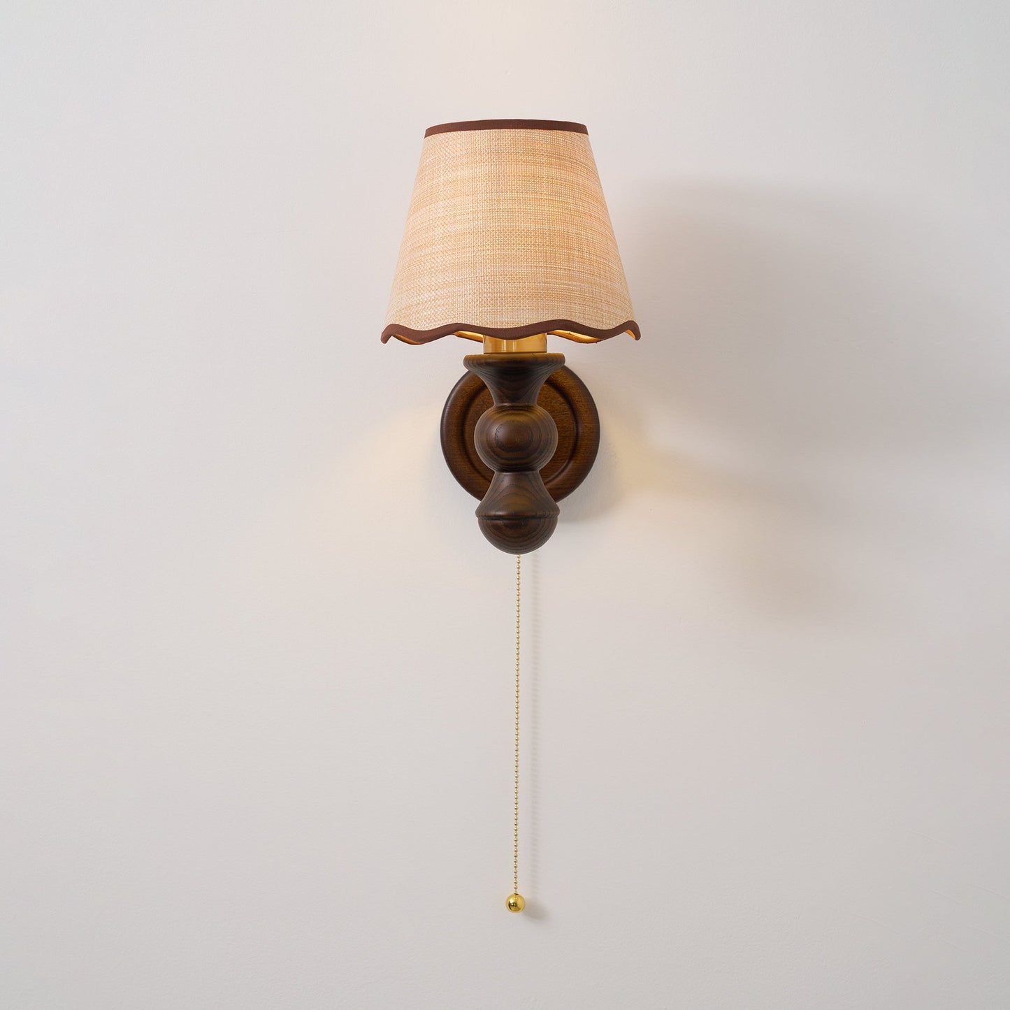 Wandlamp met golvende stoffen kap – Walnoot en beige vintage wandverlichting voor slaapkamer en gang
