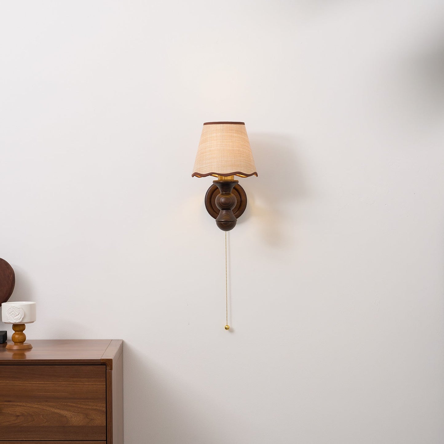Wandlamp met golvende stoffen kap – Walnoot en beige vintage wandverlichting voor slaapkamer en gang