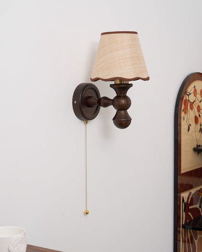 Wandlamp met golvende stoffen kap – Walnoot en beige vintage wandverlichting voor slaapkamer en gang