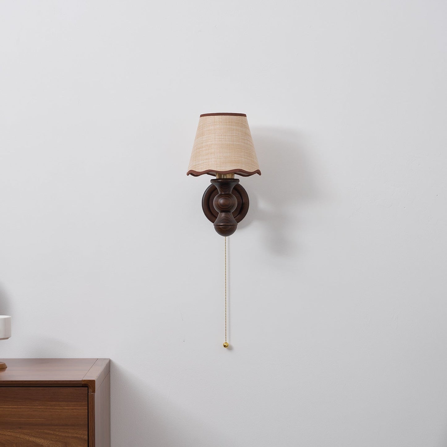 Wandlamp met golvende stoffen kap – Walnoot en beige vintage wandverlichting voor slaapkamer en gang