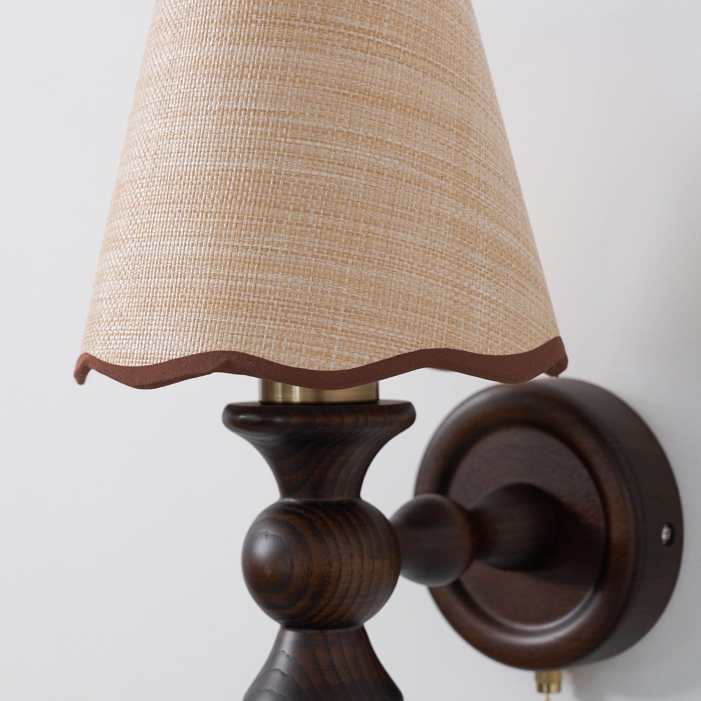 Wandlamp met golvende stoffen kap – Walnoot en beige vintage wandverlichting voor slaapkamer en gang