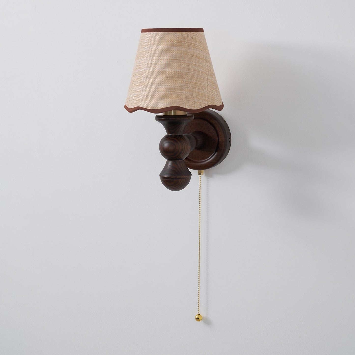 Wandlamp met golvende stoffen kap – Walnoot en beige vintage wandverlichting voor slaapkamer en gang