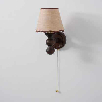 Wandlamp met golvende stoffen kap – Walnoot en beige vintage wandverlichting voor slaapkamer en gang