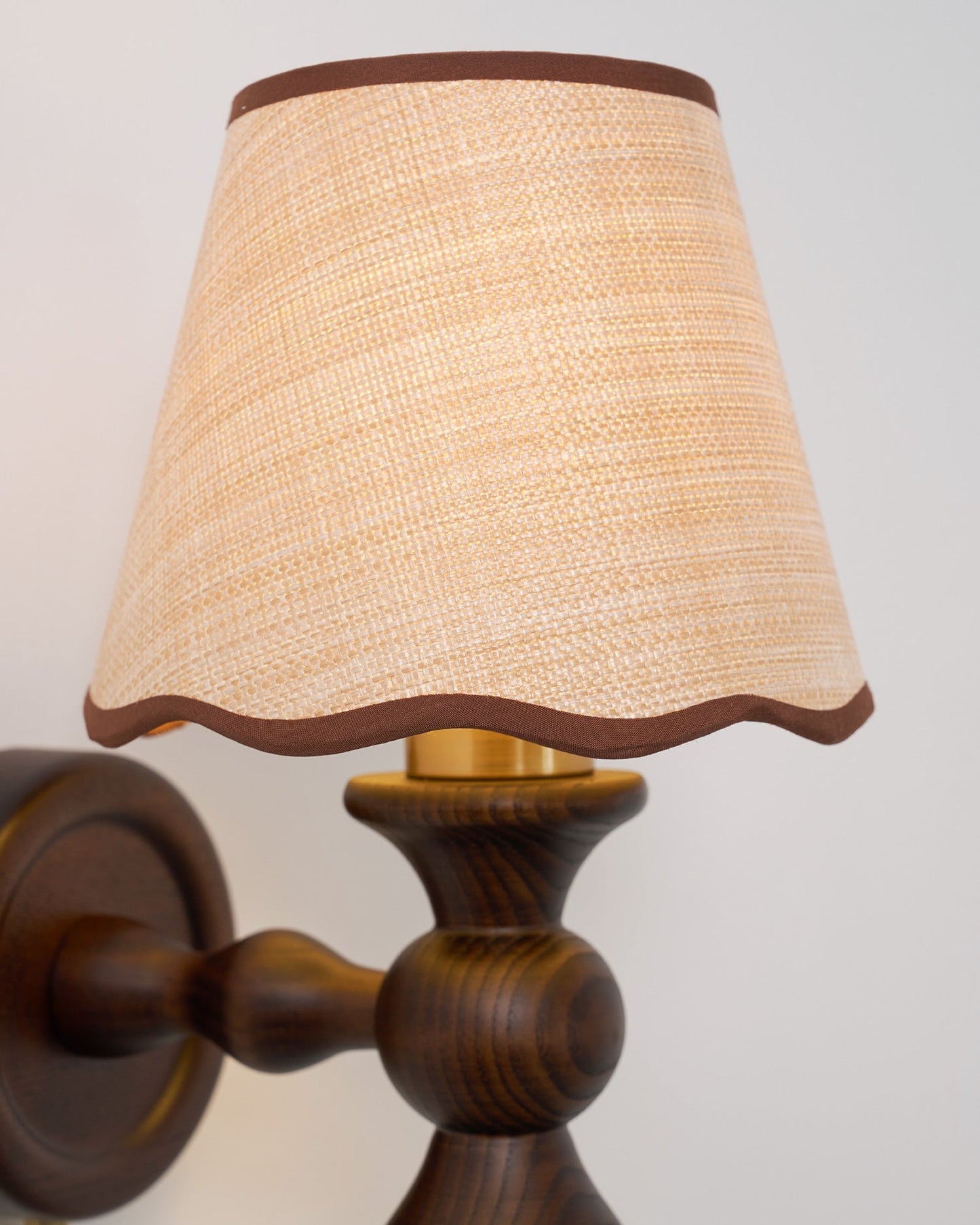 Wandlamp met golvende stoffen kap – Walnoot en beige vintage wandverlichting voor slaapkamer en gang