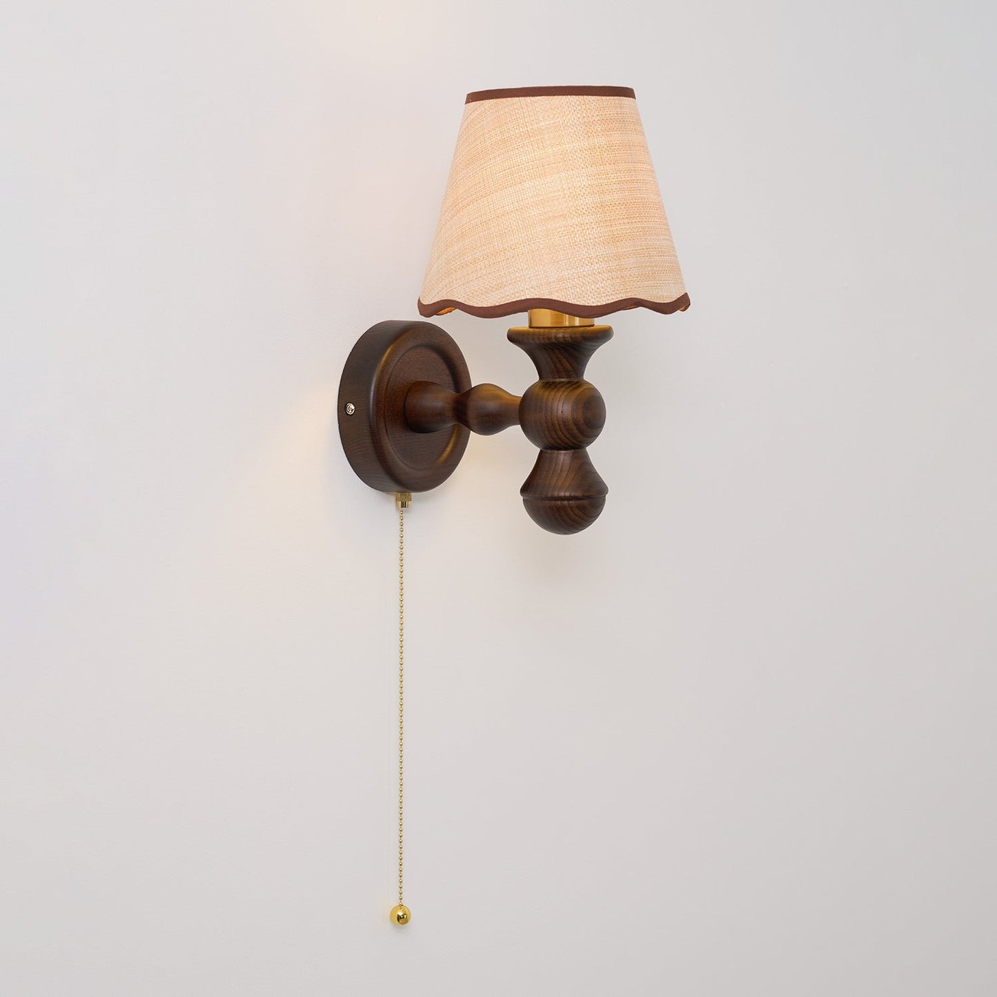 Wandlamp met golvende stoffen kap – Walnoot en beige vintage wandverlichting voor slaapkamer en gang