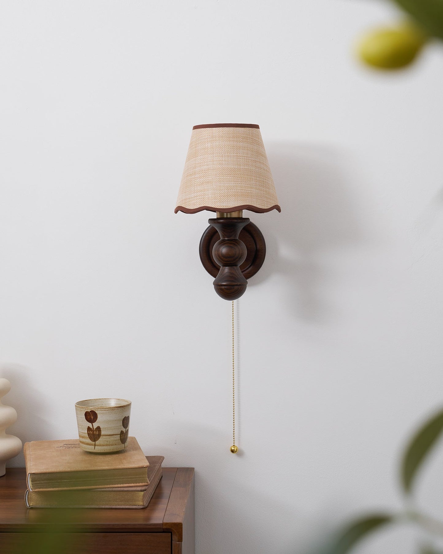Wandlamp met golvende stoffen kap – Walnoot en beige vintage wandverlichting voor slaapkamer en gang