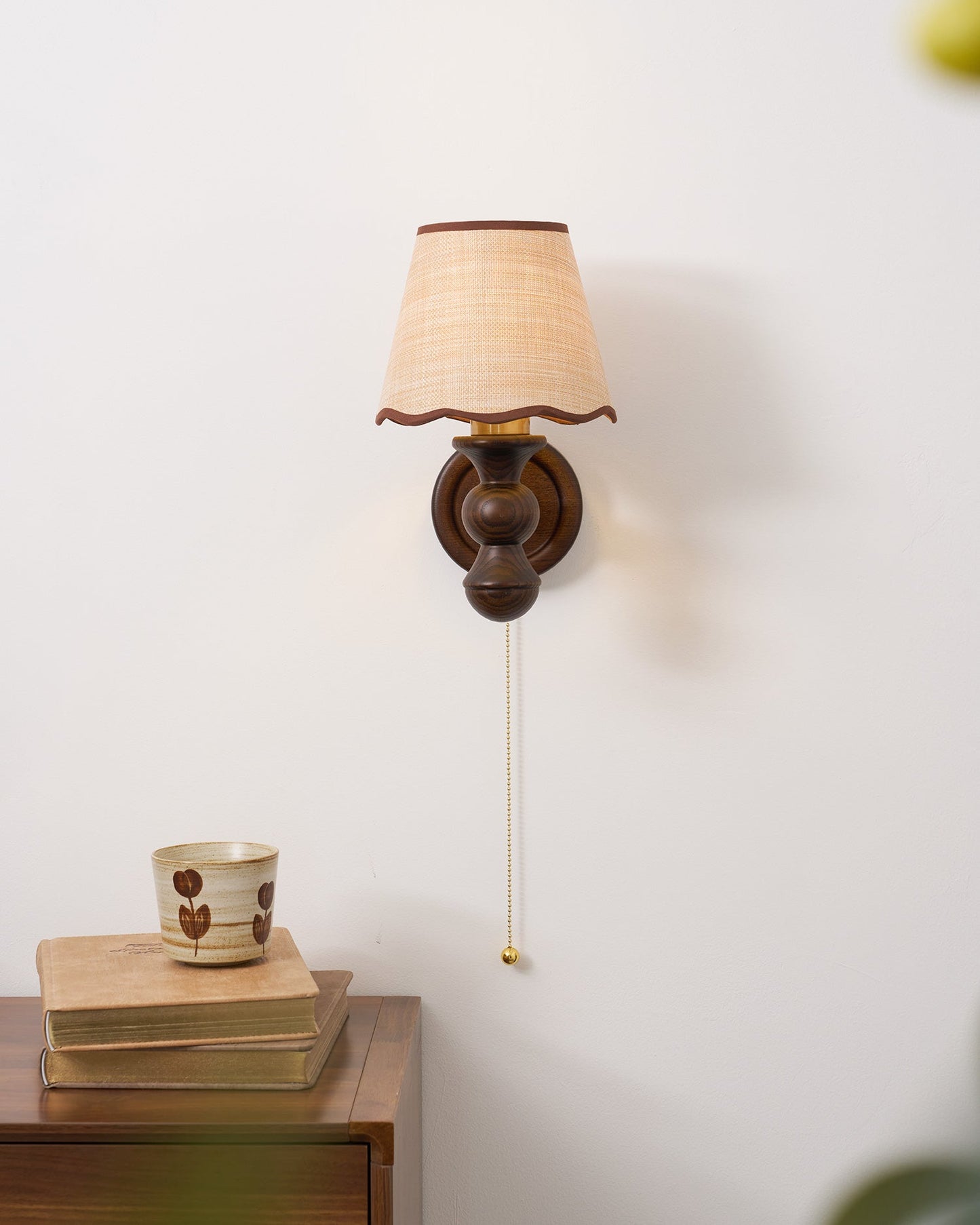 Wandlamp met golvende stoffen kap – Walnoot en beige vintage wandverlichting voor slaapkamer en gang