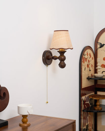 Wandlamp met golvende stoffen kap – Walnoot en beige vintage wandverlichting voor slaapkamer en gang