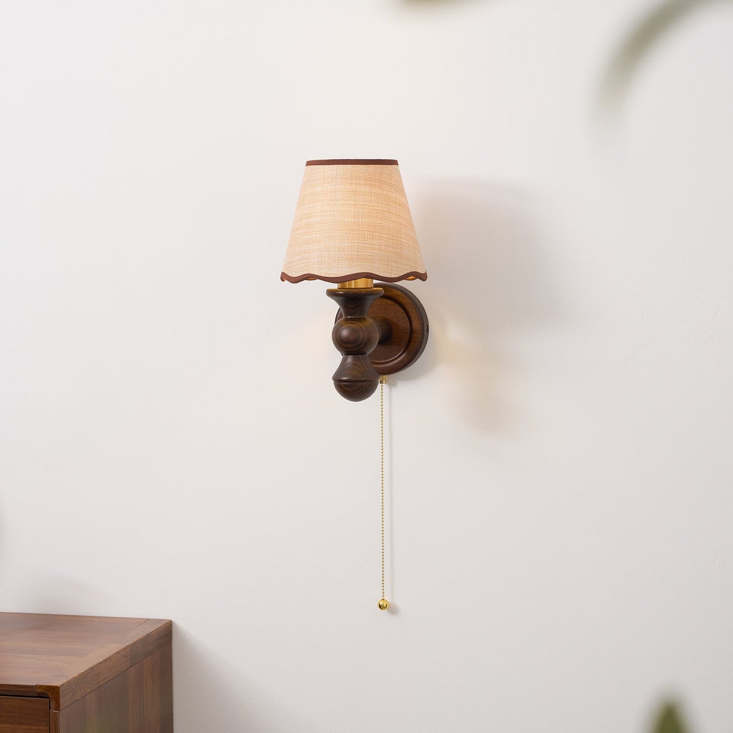 Wandlamp met golvende stoffen kap – Walnoot en beige vintage wandverlichting voor slaapkamer en gang