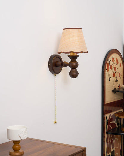 Wandlamp met golvende stoffen kap – Walnoot en beige vintage wandverlichting voor slaapkamer en gang