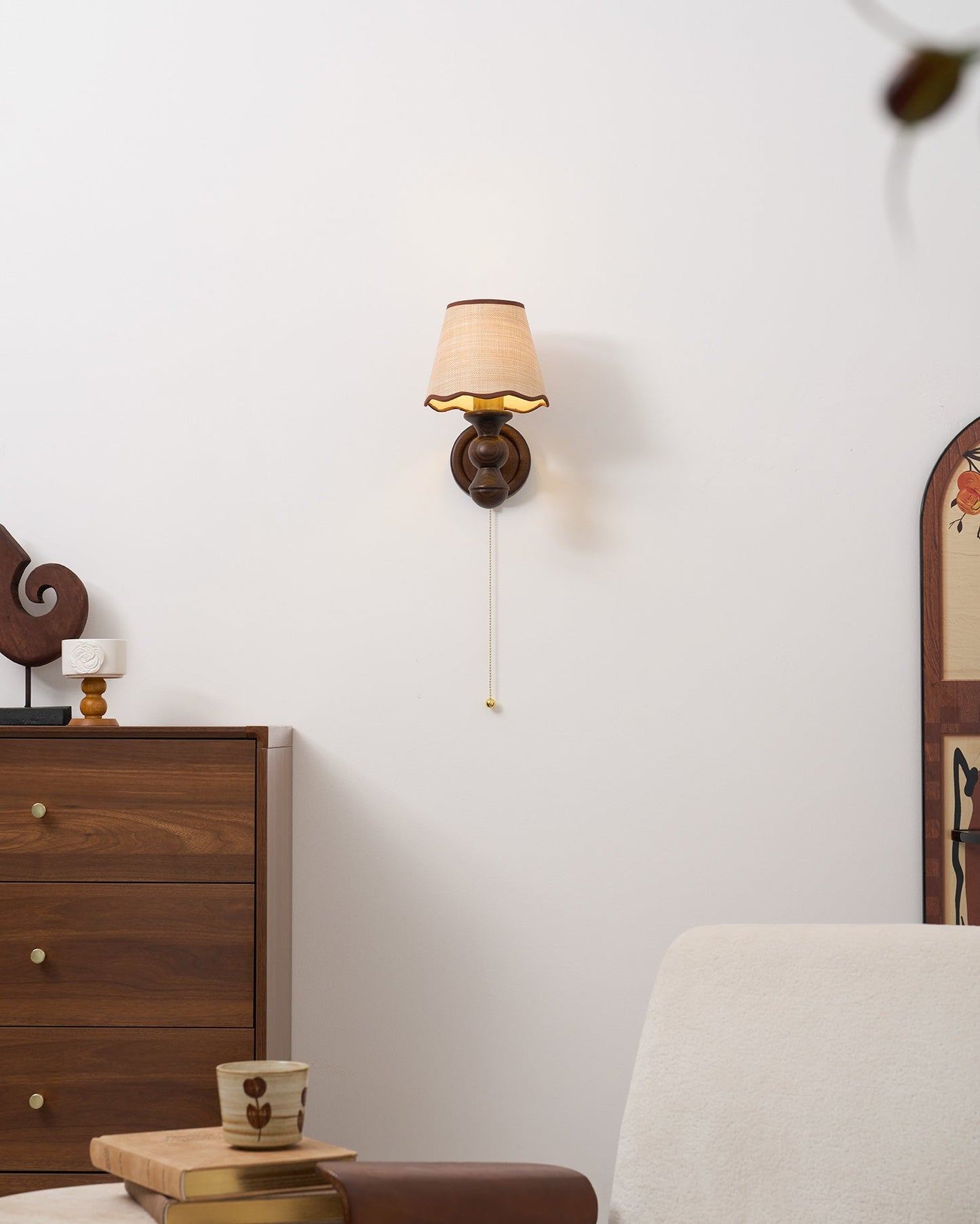 Wandlamp met golvende stoffen kap – Walnoot en beige vintage wandverlichting voor slaapkamer en gang