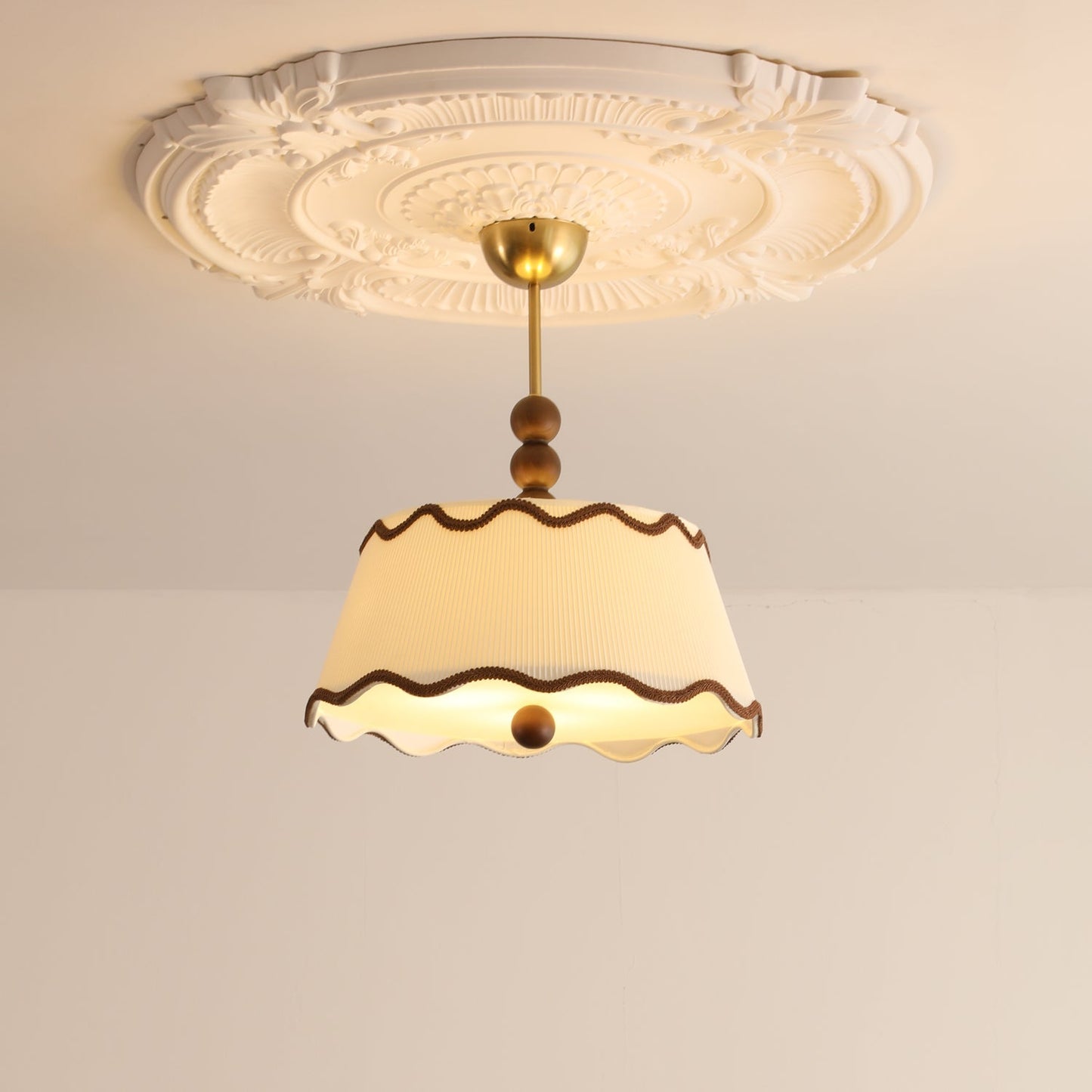 Plafondlamp met Geplooide Kap en Houten Kralen – Vintage Cottage Stijl voor Warm Sfeervol Licht