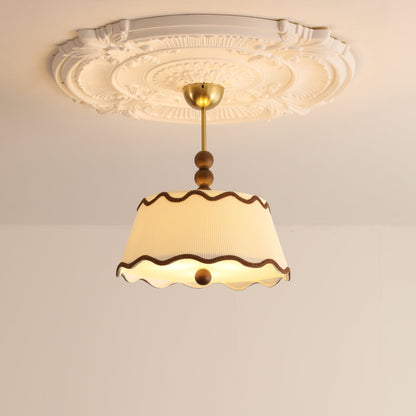 Plafondlamp met Geplooide Kap en Houten Kralen – Vintage Cottage Stijl voor Warm Sfeervol Licht