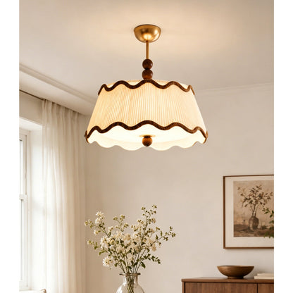 Plafondlamp met Geplooide Kap en Houten Kralen – Vintage Cottage Stijl voor Warm Sfeervol Licht