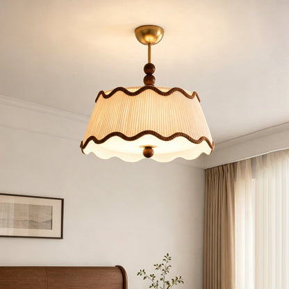 Plafondlamp met Geplooide Kap en Houten Kralen – Vintage Cottage Stijl voor Warm Sfeervol Licht