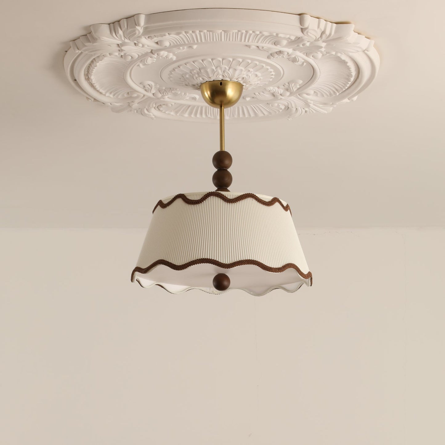 Plafondlamp met Geplooide Kap en Houten Kralen – Vintage Cottage Stijl voor Warm Sfeervol Licht