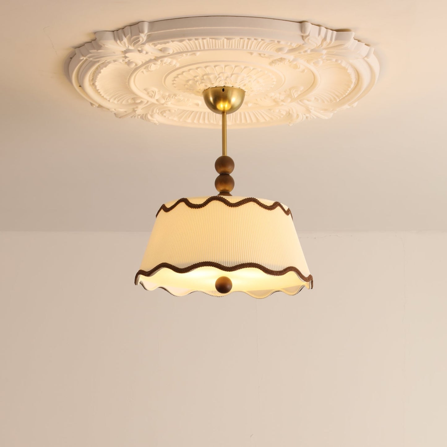 Plafondlamp met Geplooide Kap en Houten Kralen – Vintage Cottage Stijl voor Warm Sfeervol Licht