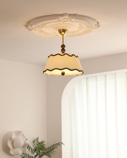 Plafondlamp met Geplooide Kap en Houten Kralen – Vintage Cottage Stijl voor Warm Sfeervol Licht